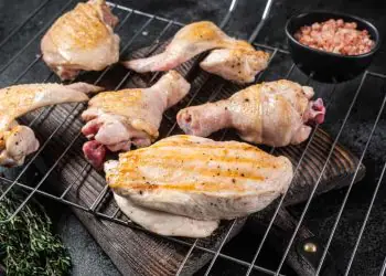 Custos de produção de suínos caem em fevereiro enquanto frango de corte fica estável