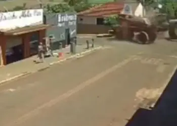 Máquinas agrícolas de grande porte colidem em Buriti Alegre; vídeo