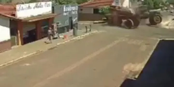 Máquinas agrícolas de grande porte colidem em Buriti Alegre; vídeo