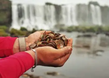 Cataratas do Iguaçu: mais de 380 kg de moedas são retirados do Rio Iguaçu durante limpeza