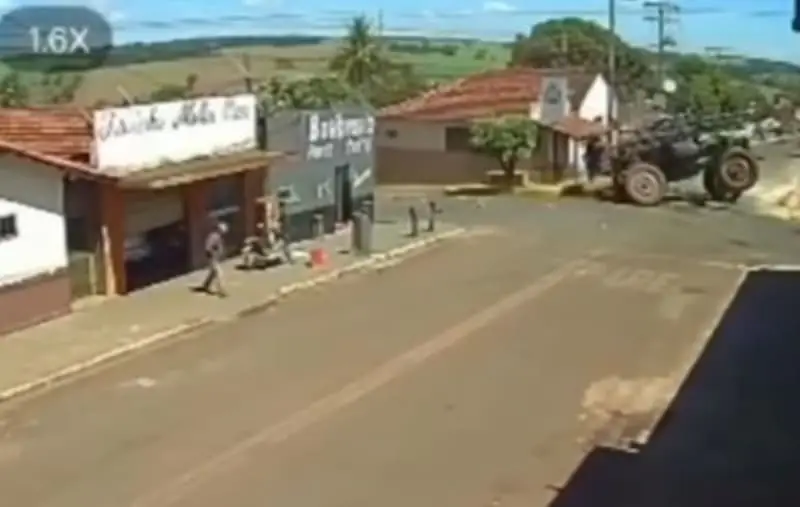 Máquinas agrícolas de grande porte colidem em Buriti Alegre; vídeo 2 Colisão de máquinas