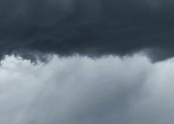 Frente fria avança e derruba temperaturas com chuva e ventos fortes no Sul do Brasil