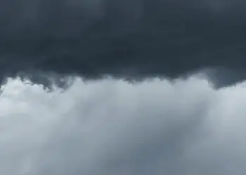 Frente fria avança e derruba temperaturas com chuva e ventos fortes no Sul do Brasil