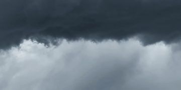 Frente fria avança e derruba temperaturas com chuva e ventos fortes no Sul do Brasil