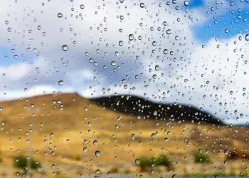 Frio, tempo seco e pancadas de chuva marcam a previsão do fim de semana no país