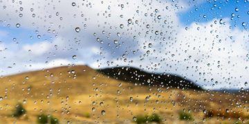 Frio, tempo seco e pancadas de chuva marcam a previsão do fim de semana no país