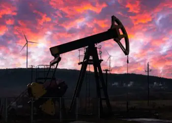 Indústria brasileira movimenta R$ 5,3 trilhões em 2024 e petróleo lidera faturamento