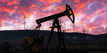 Indústria brasileira movimenta R$ 5,3 trilhões em 2024 e petróleo lidera faturamento