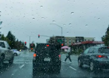 Frente fria avança pelo Brasil e provoca chuva forte e queda de temperatura