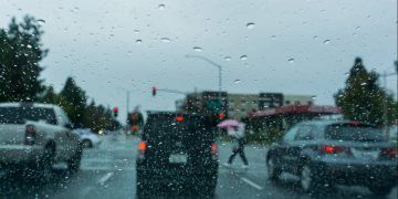 Frente fria avança pelo Brasil e provoca chuva forte e queda de temperatura